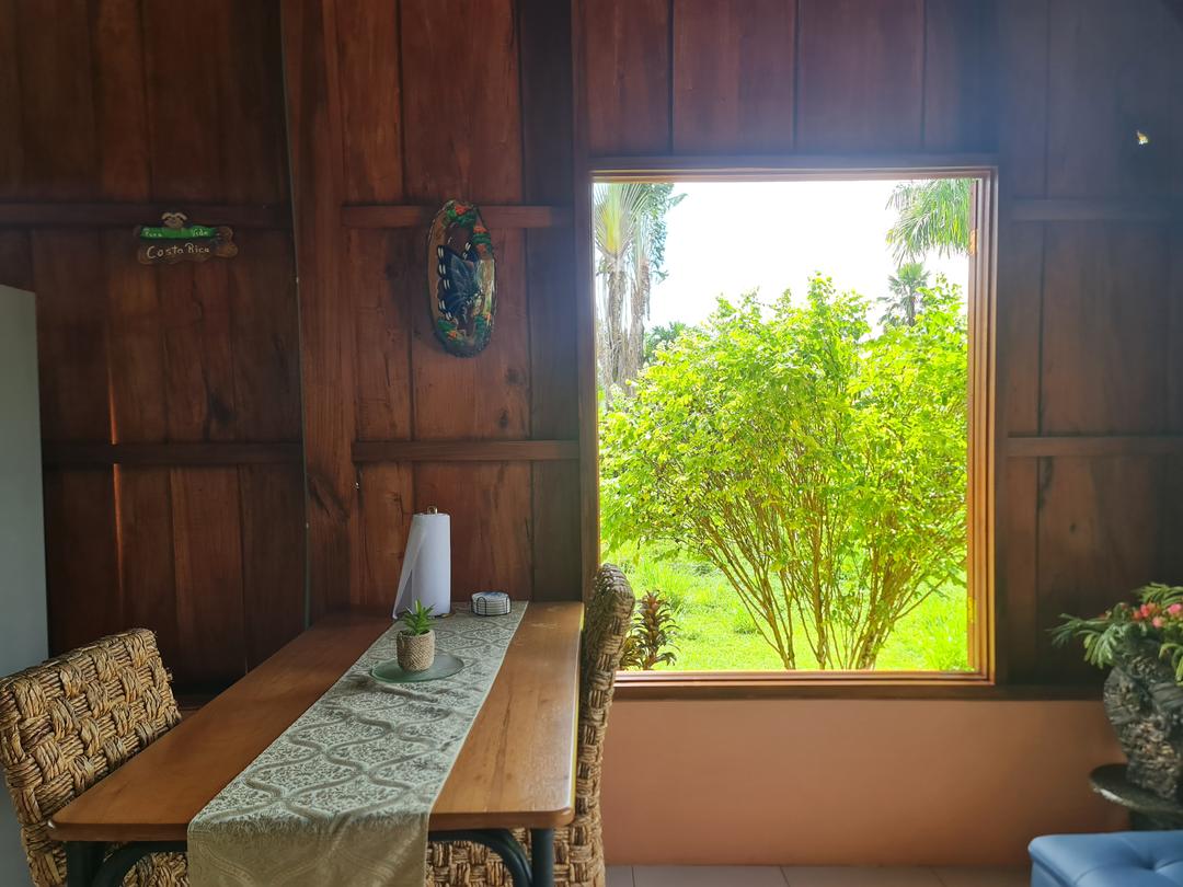 Sendero de madera que lleva a la cabaña Eco Container rodeada de la belleza natural de La Fortuna.