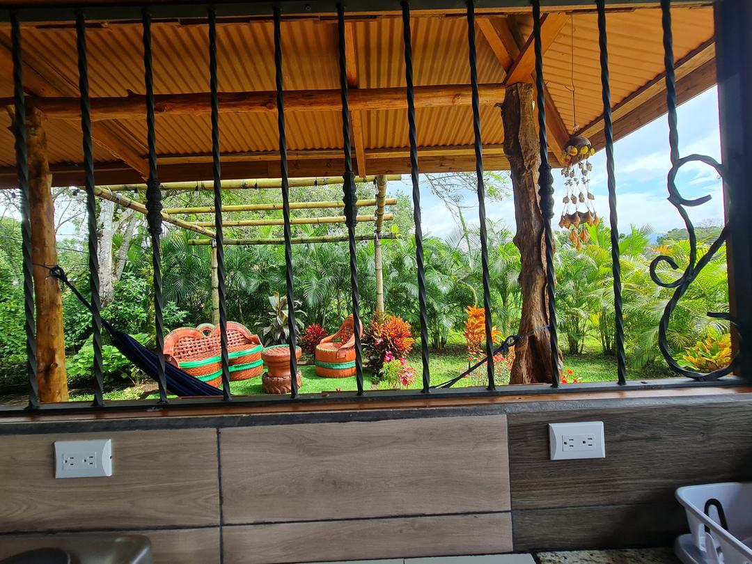 Esquina tranquila y serena del dormitorio en la cabaña Eco Container, La Fortuna.