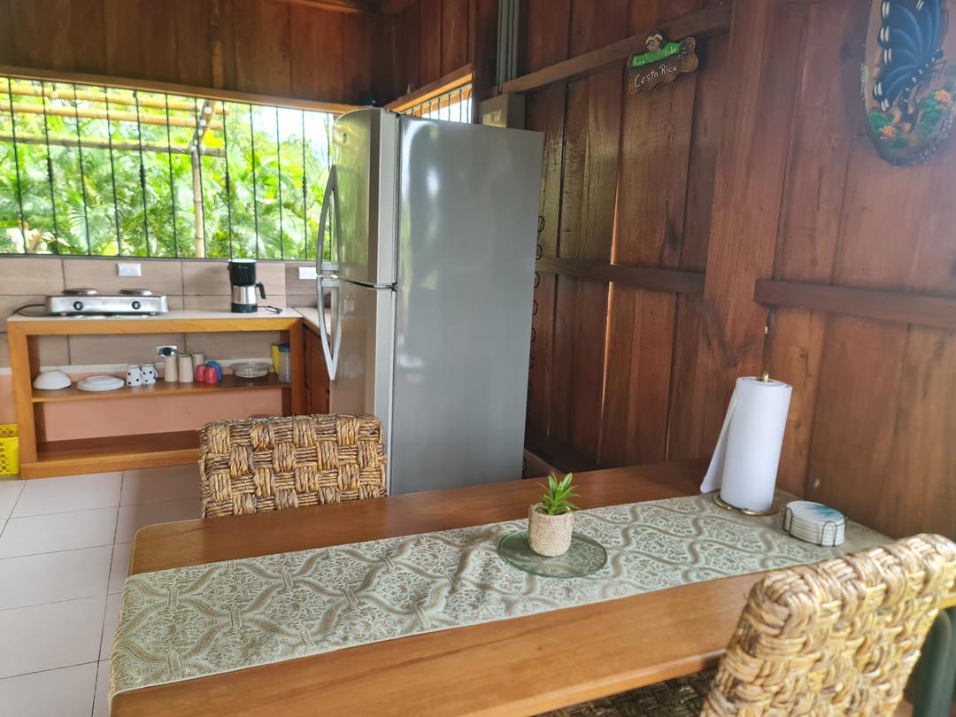 Espacio de cocina luminoso y aireado en la cabaña Eco Container con vistas abiertas.