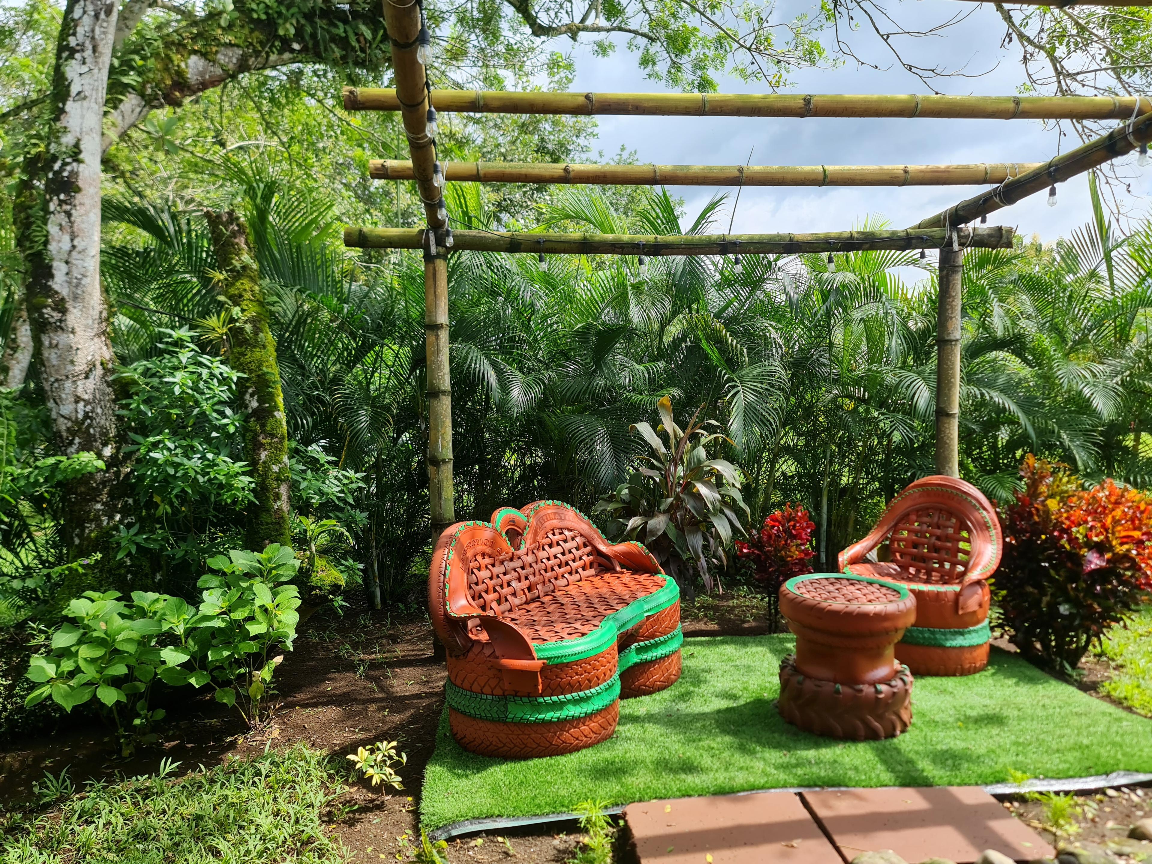 Experiencia de comedor al aire libre en la cabaña Eco Container entre la flora de La Fortuna.