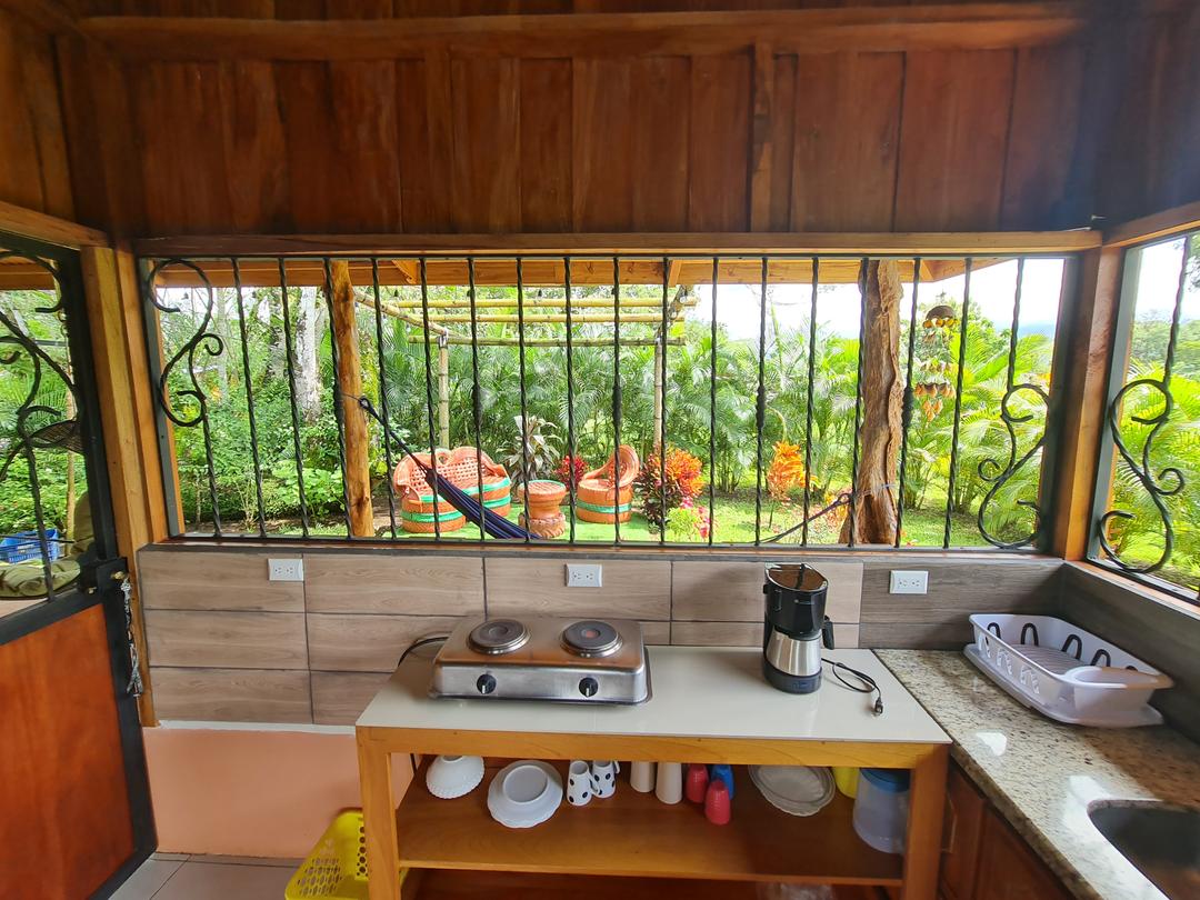 Baño ecológico con detalles en azul dentro de la cabaña contenedor en La Fortuna.