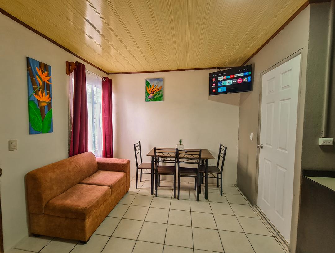 Fachada principal de Cabina Guayabón 1 en ambiente natural