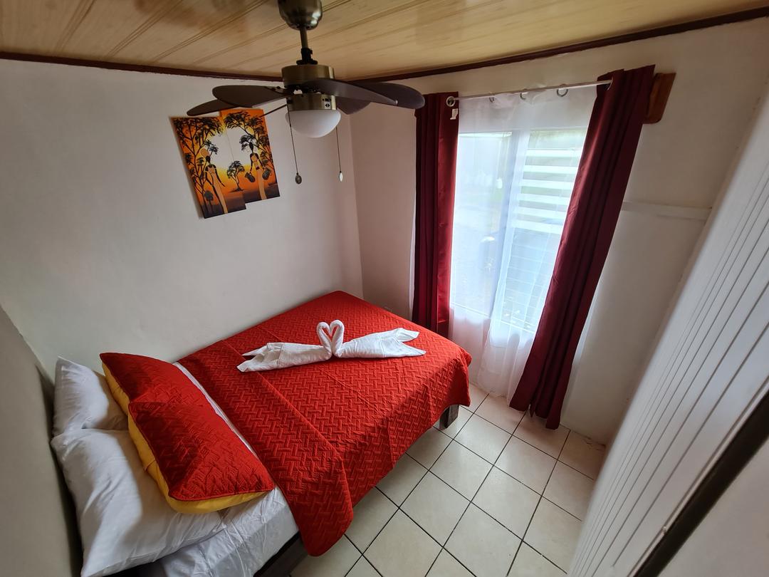 Bedroom with natural decor in Guayabón Cabin 1