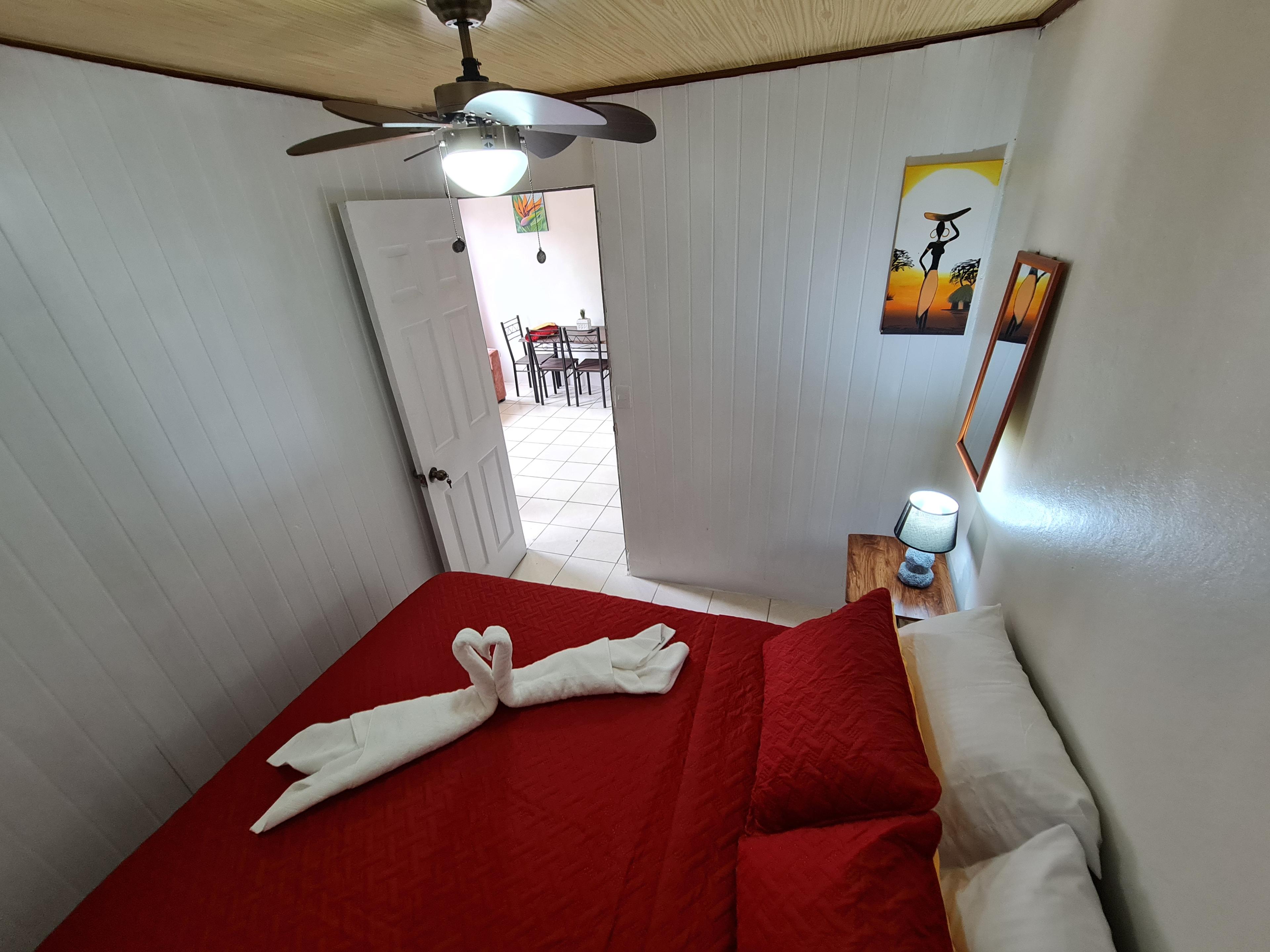 Área de descanso confortable en Cabina Guayabón 1, La Fortuna