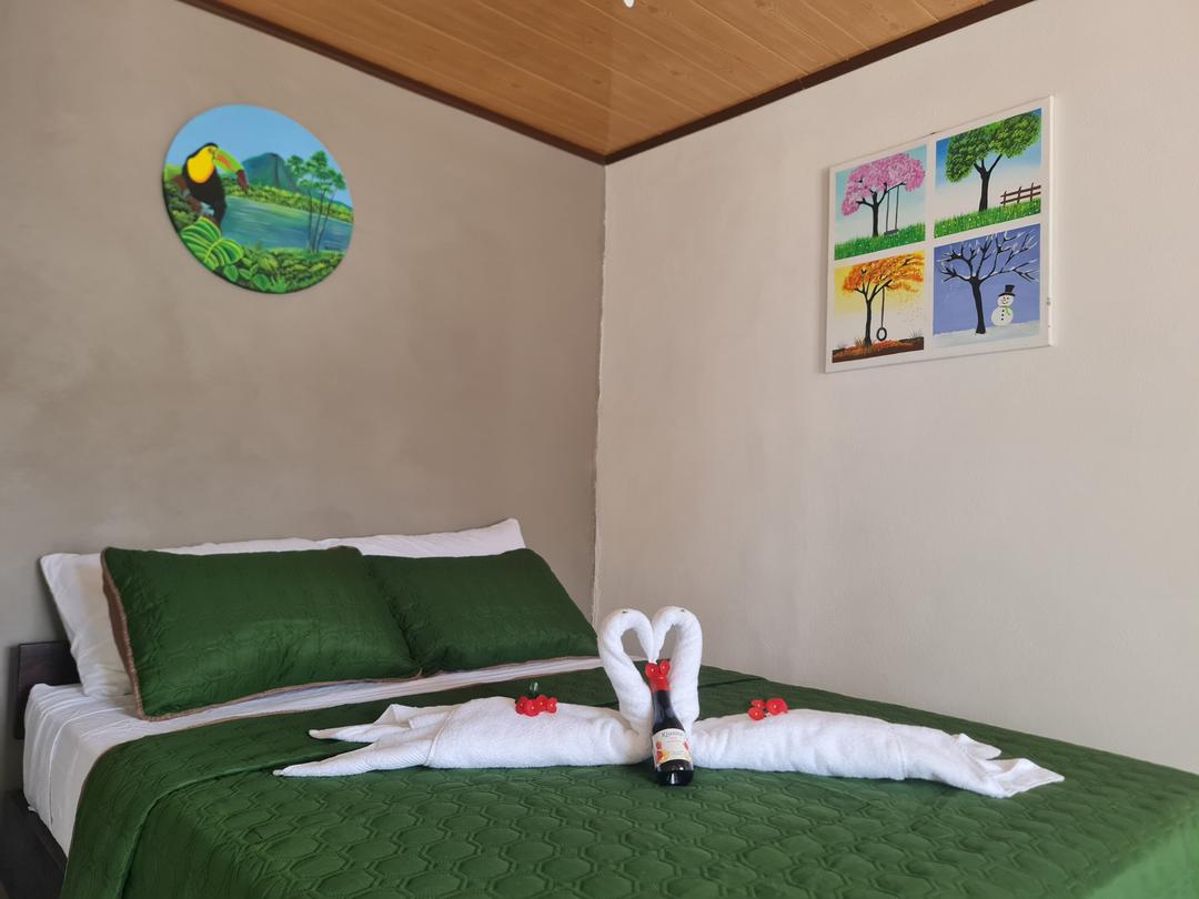 Bedroom with natural decoration in Guayabón Cabin 2