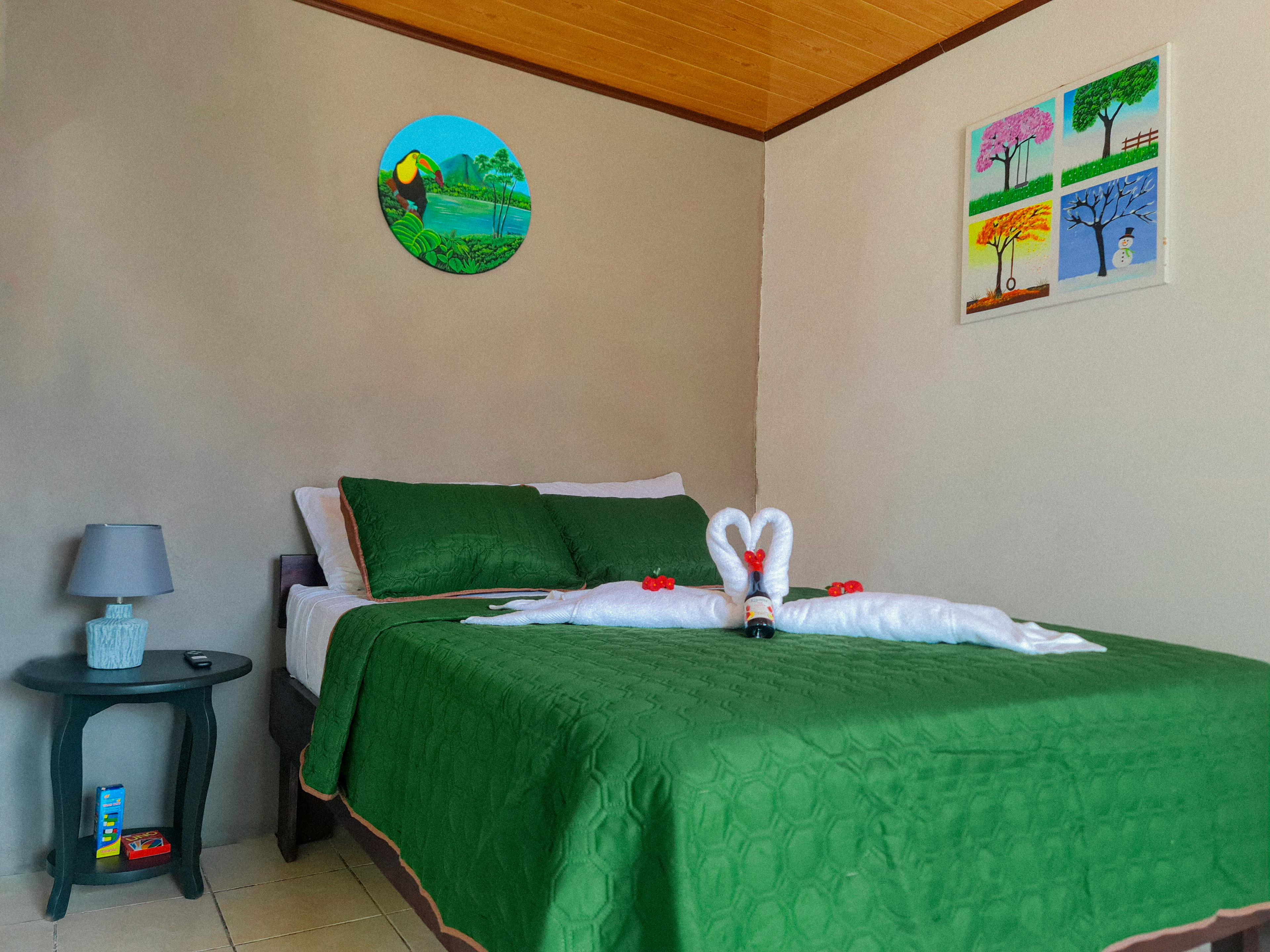 Cuarto con vistas a la naturaleza en Cabina Guayabón 4