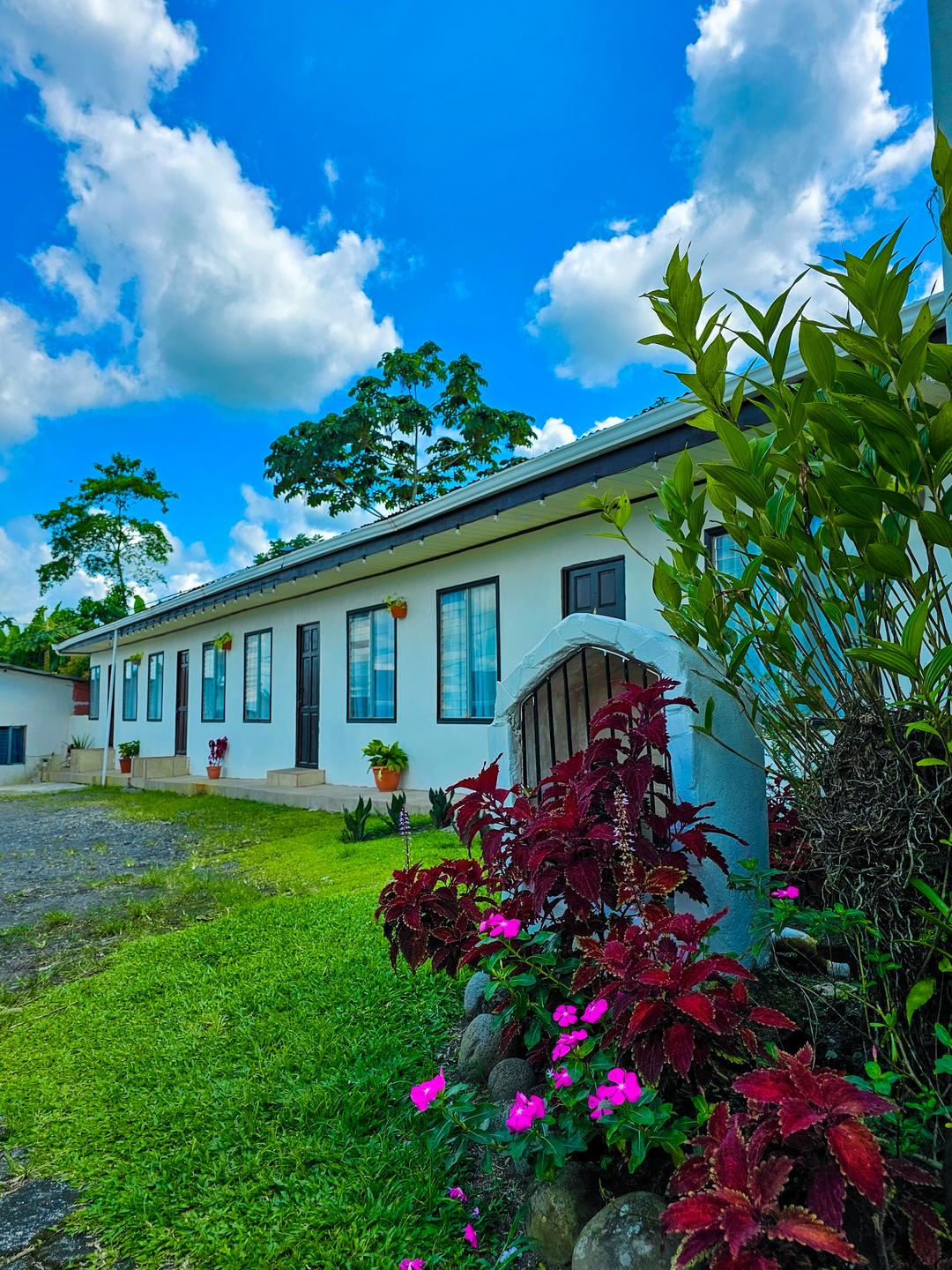 Comfortable resting area in Guayabón Cabin 4, La Fortuna