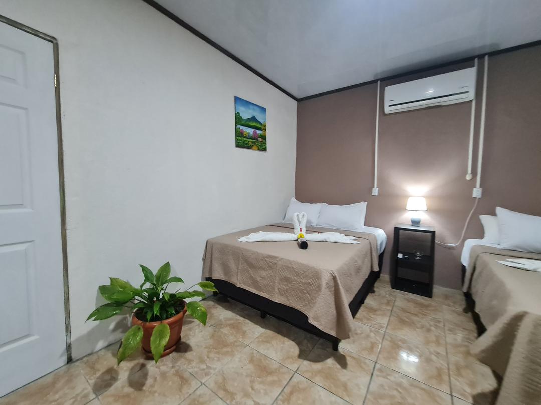 Bedroom with natural decoration in Guayabón Cabin 5