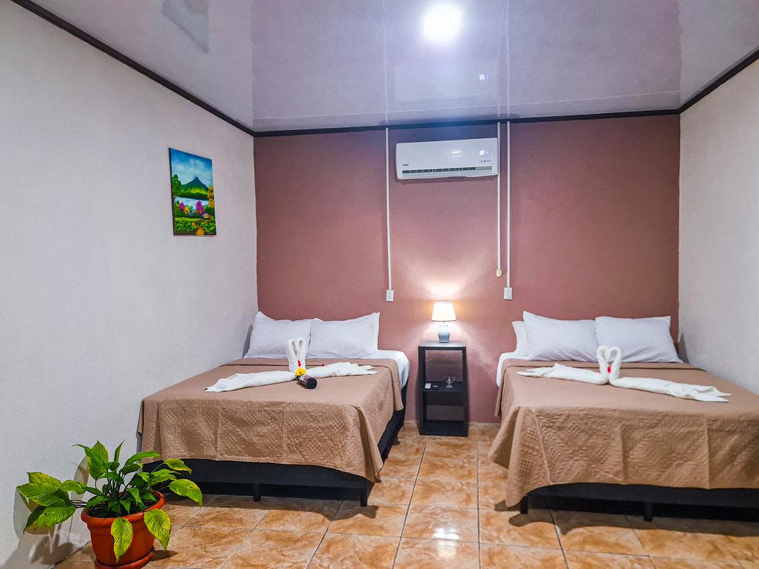 Bedroom with natural decoration in Guayabón Cabin 5