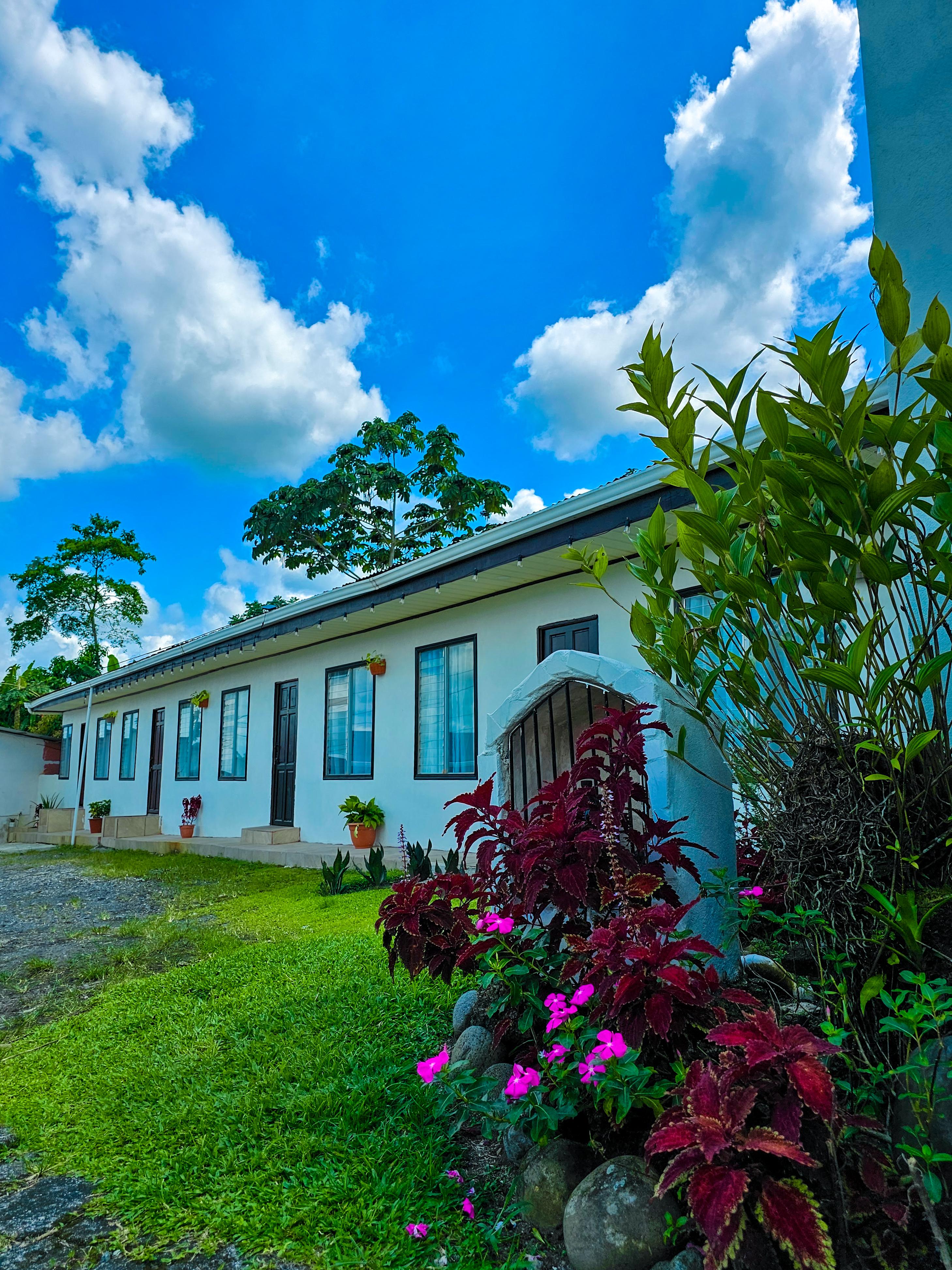 Cuarto con vistas a la naturaleza en Cabina Guayabón 5